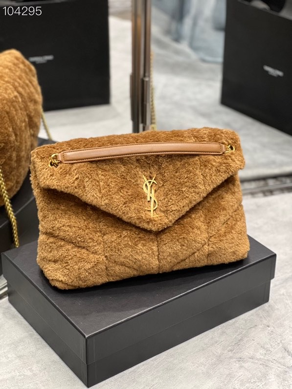 Y51 medium puffer bag in merino shearling and lambskin brown 57747529 35 × 23 × 13.5 cm