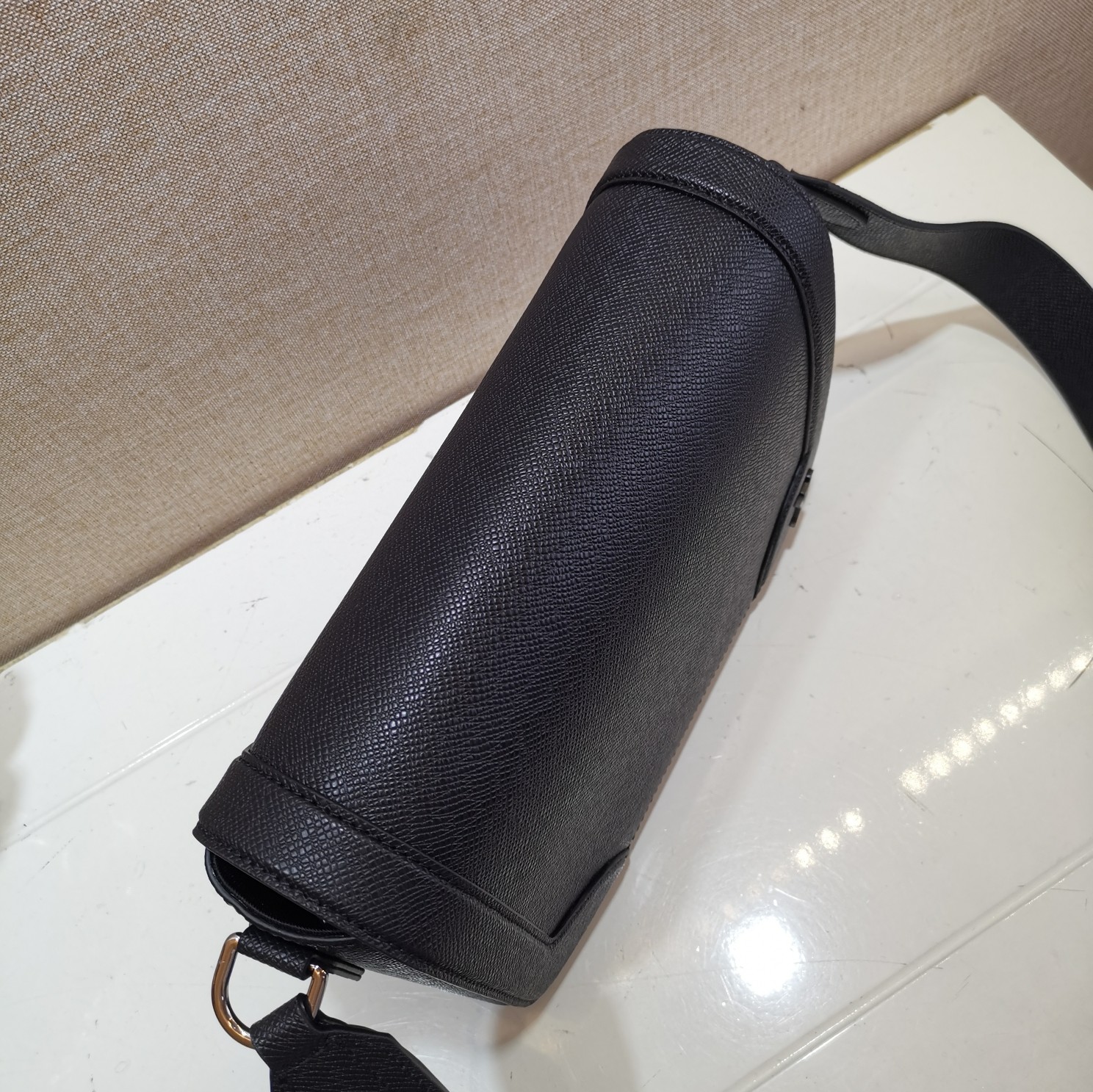 l0vis Vvtt0n new flap messenger taiga leather black m30807 28.3 x 18.3 x 4.3 cm