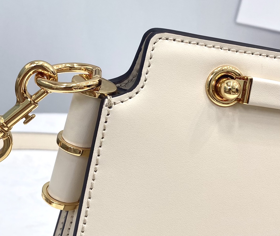 F**di touch leather bag white 8bt349 26.5 x 10 x 19 cm