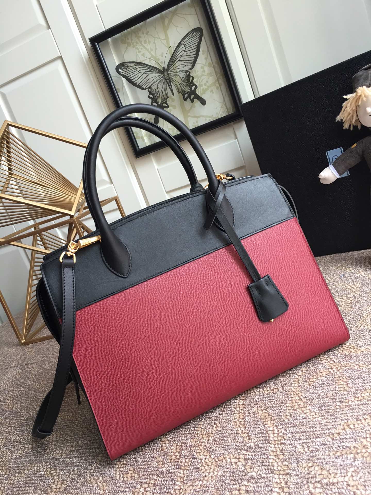 Pra*a medium esplanade bag leather red/black 30 x 22 cm