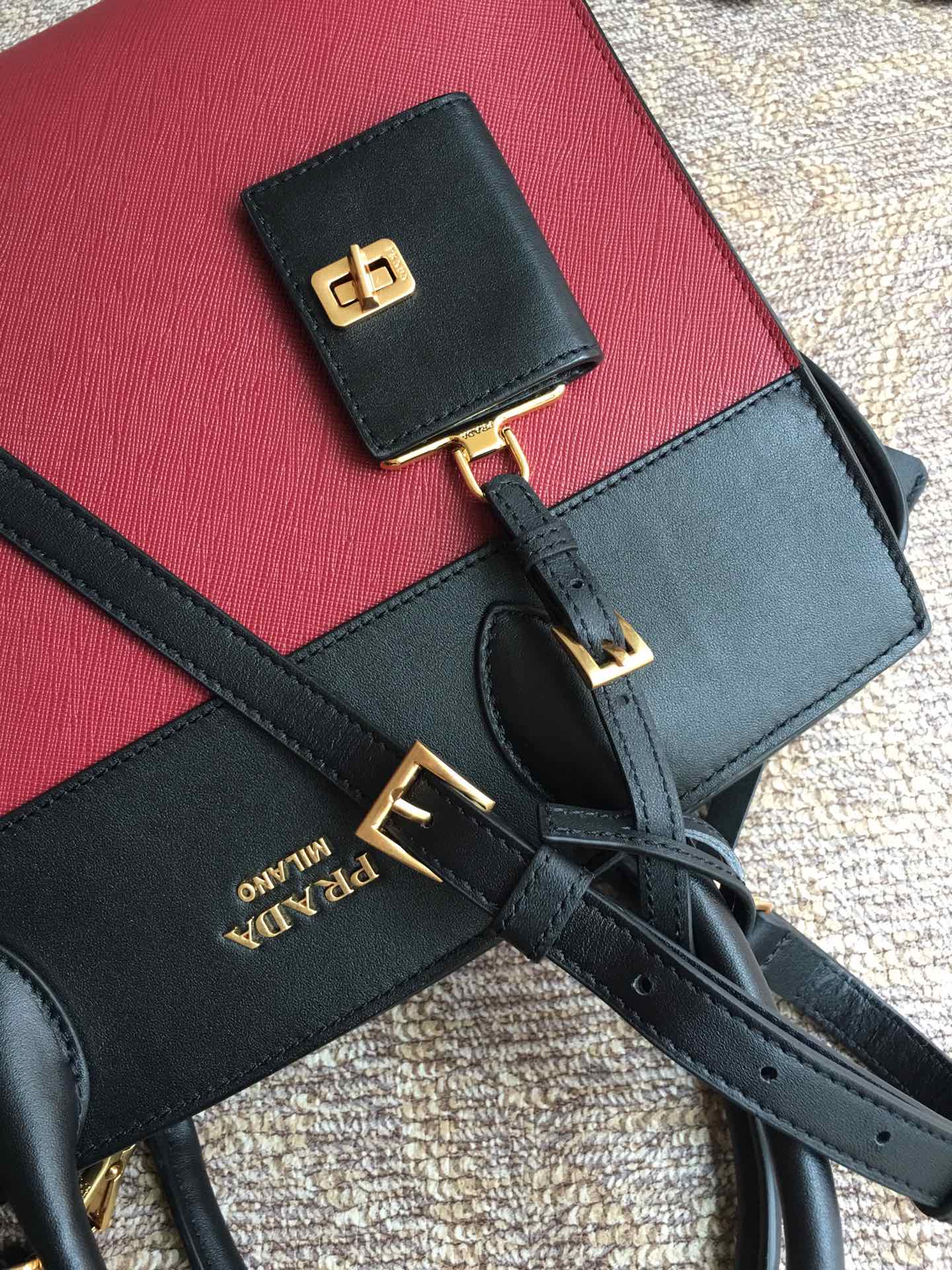 Pra*a medium esplanade bag leather red/black 30 x 22 cm