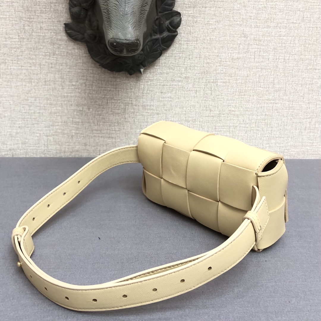 b0tt*ga Ven*ta belt cassette light yellow 639367 17.5 x 9.5 x 5 cm