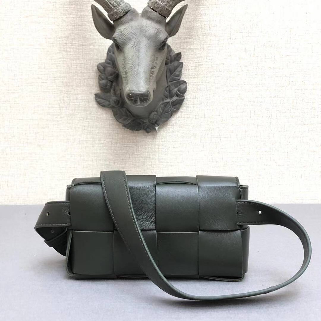 b0tt*ga Ven*ta belt cassette olive green 639367 17.5 x 9.5 x 5 cm