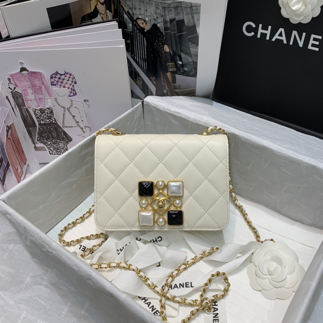 Ch**el calfskin crystal pearls flap bag white as2259 18 x 12 x 7 cm
