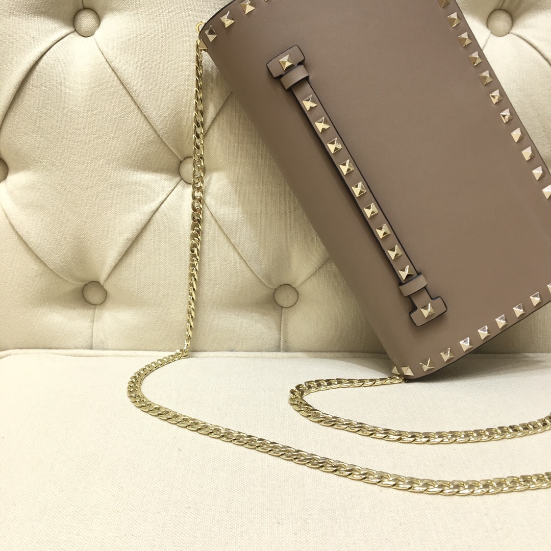 Va1e*ntin0 garavani rockstud clutch with hand holder beige 28 cm