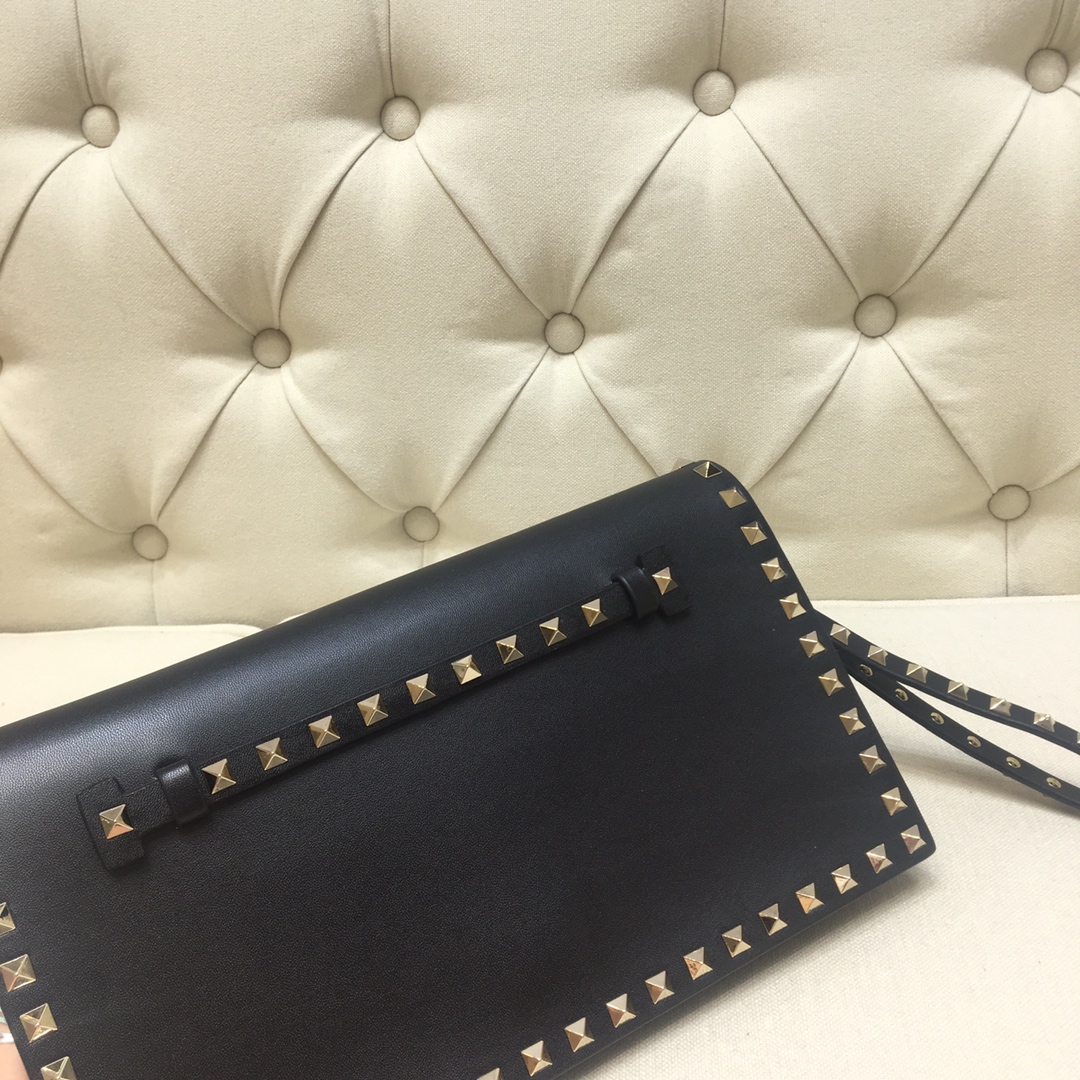 Va1e*ntin0 garavani rockstud clutch with hand holder black 28 cm