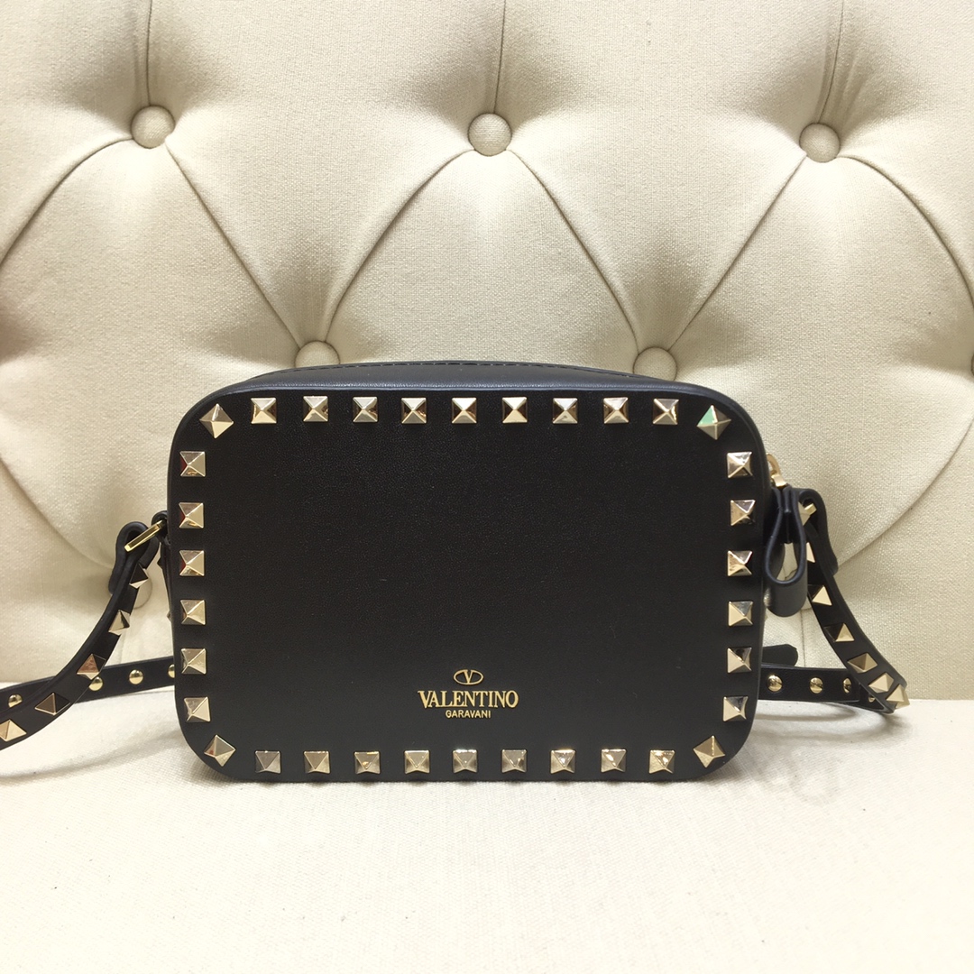 Va1e*ntin0 small rockstud grainy leather crossobody bag gold metal vw2b0809 18 x 6 x 12 cm