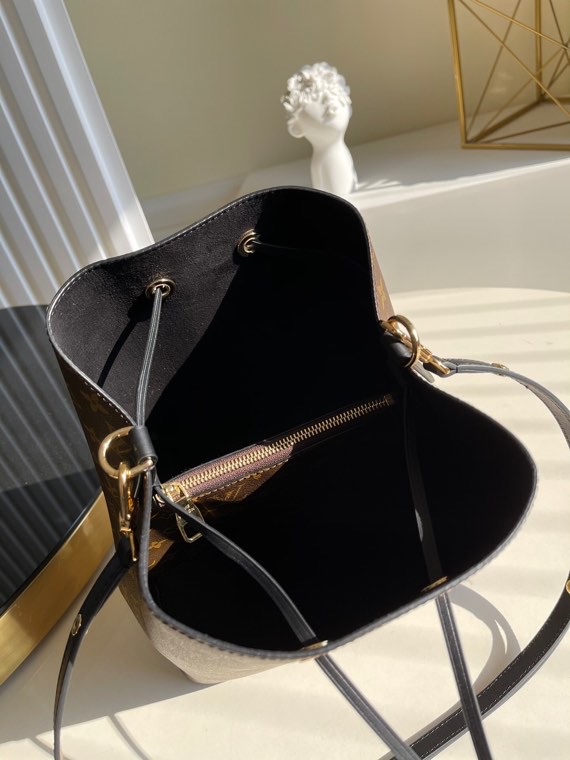 l0vis Vvtt0n néonoé mm monogram canvas black m44020 26 cm