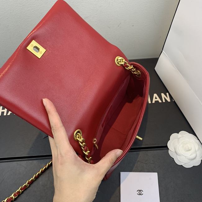 Ch**el shiny quilted lambskin flap bag red as1895 20 x 13 x 7 cm