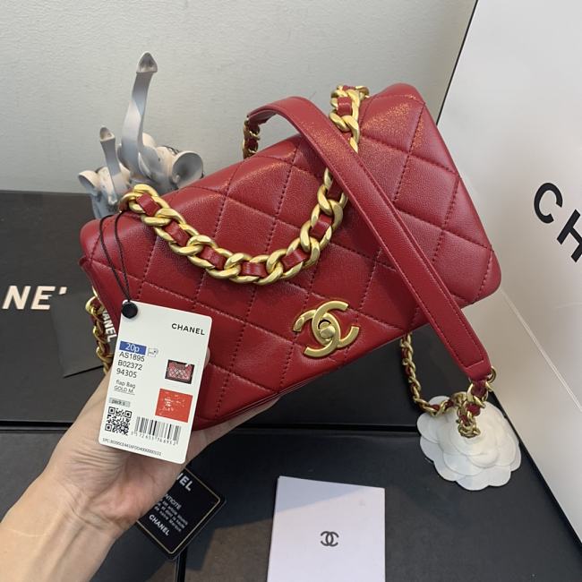 Ch**el shiny quilted lambskin flap bag red as1895 20 x 13 x 7 cm
