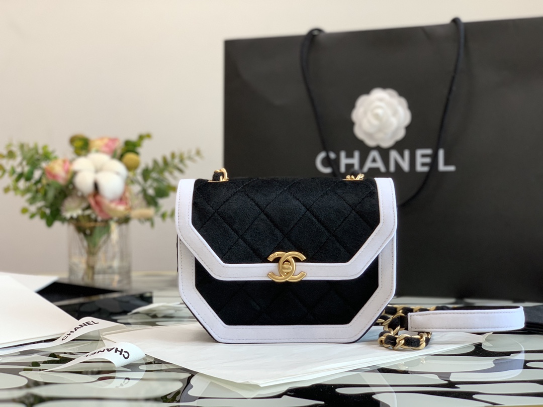 Ch**el mini flap bag velvet & gold-tone metal black/white as2597 19 x 15 x 6 cm
