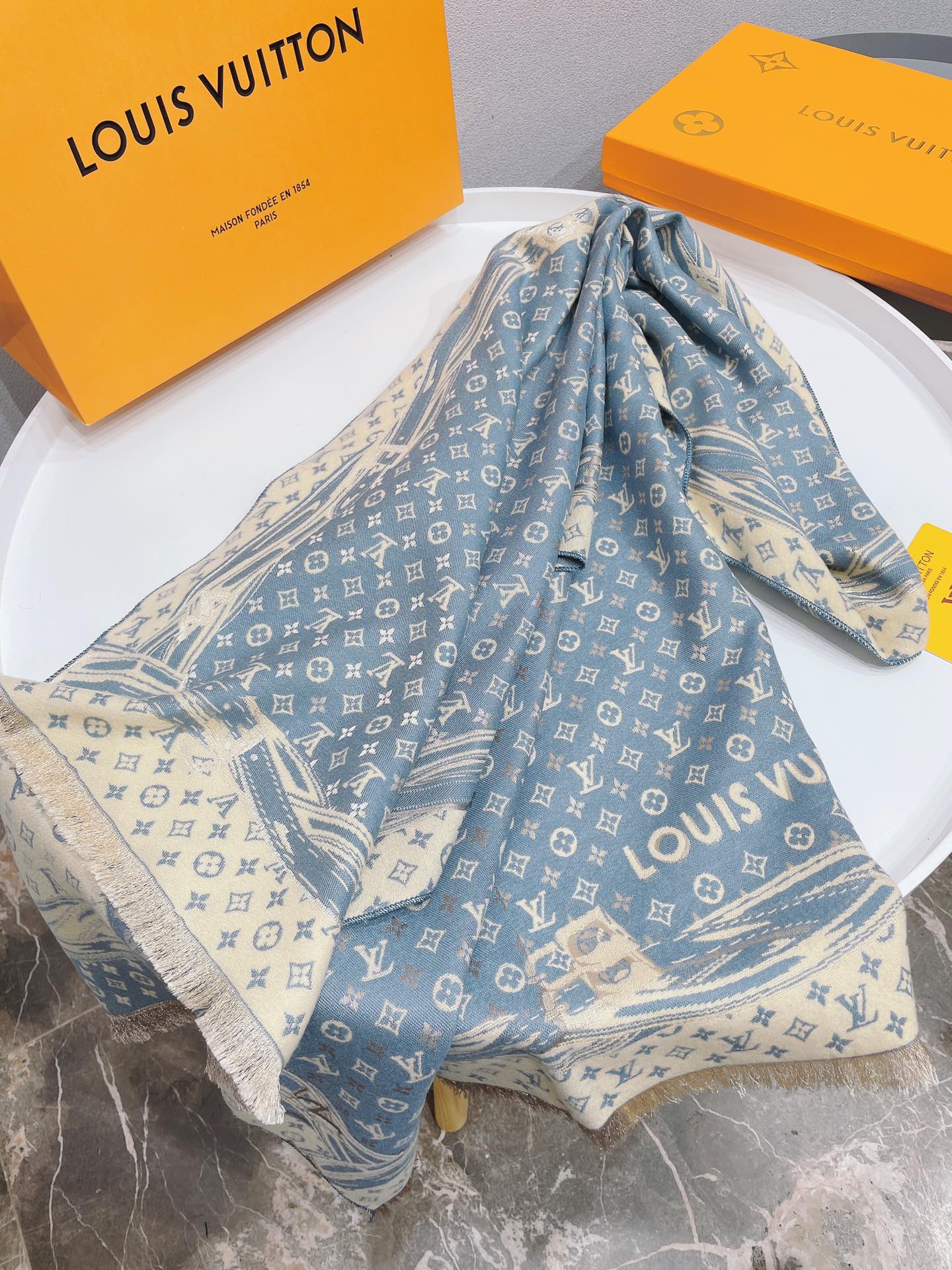l0vis Vvtt0n scarf 03