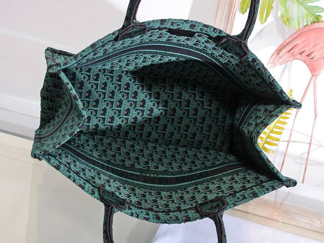 D10r book tote green oblique embroidery 41cm