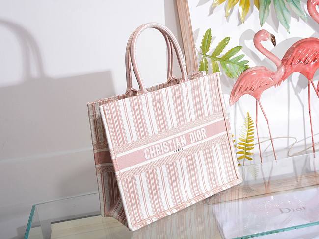 D10r book tote pink check