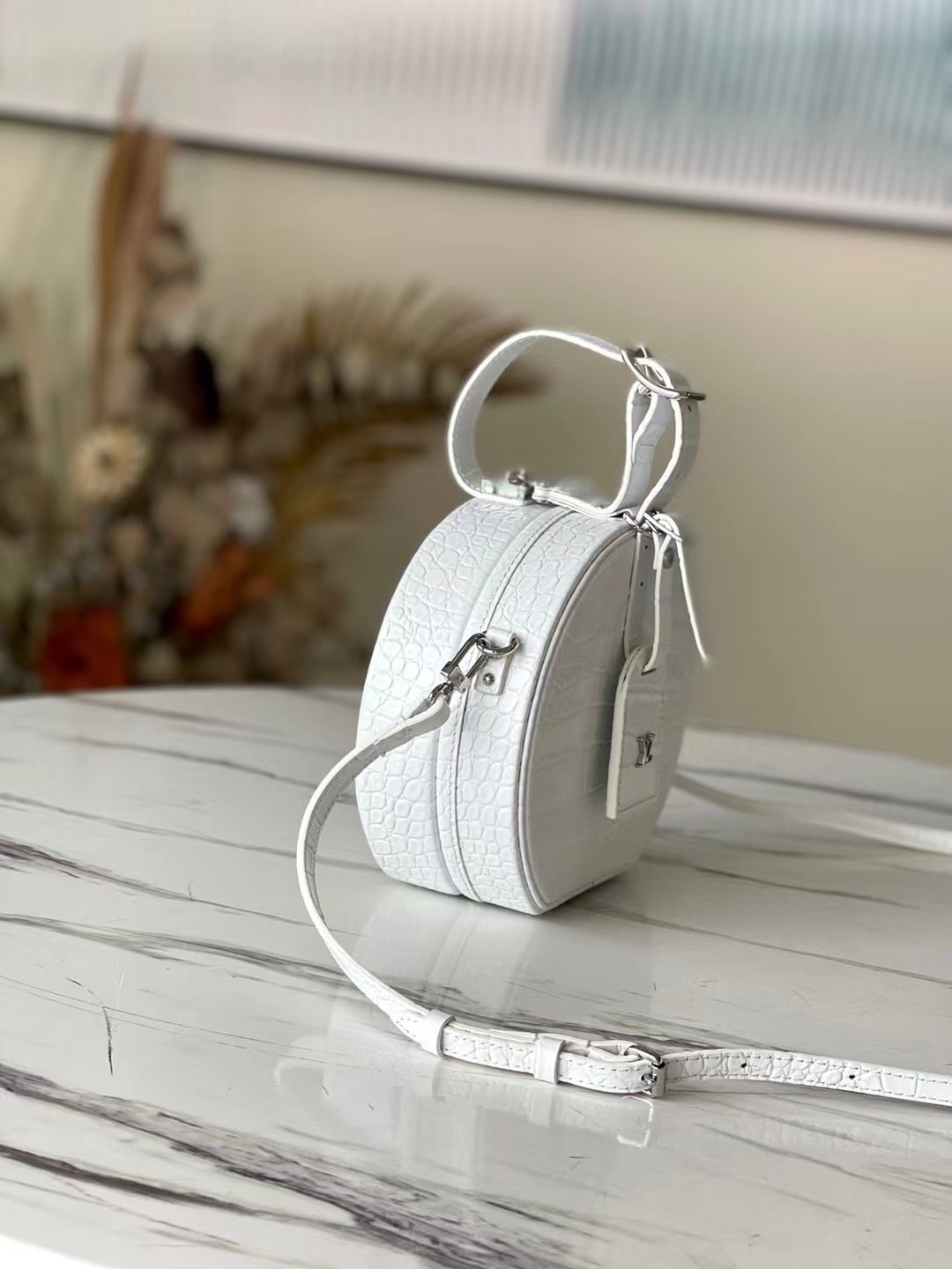 l0vis Vvtt0n petite boite chapeau crocodile leather white n94071 17.5 x 16.5 x 7.5 cm