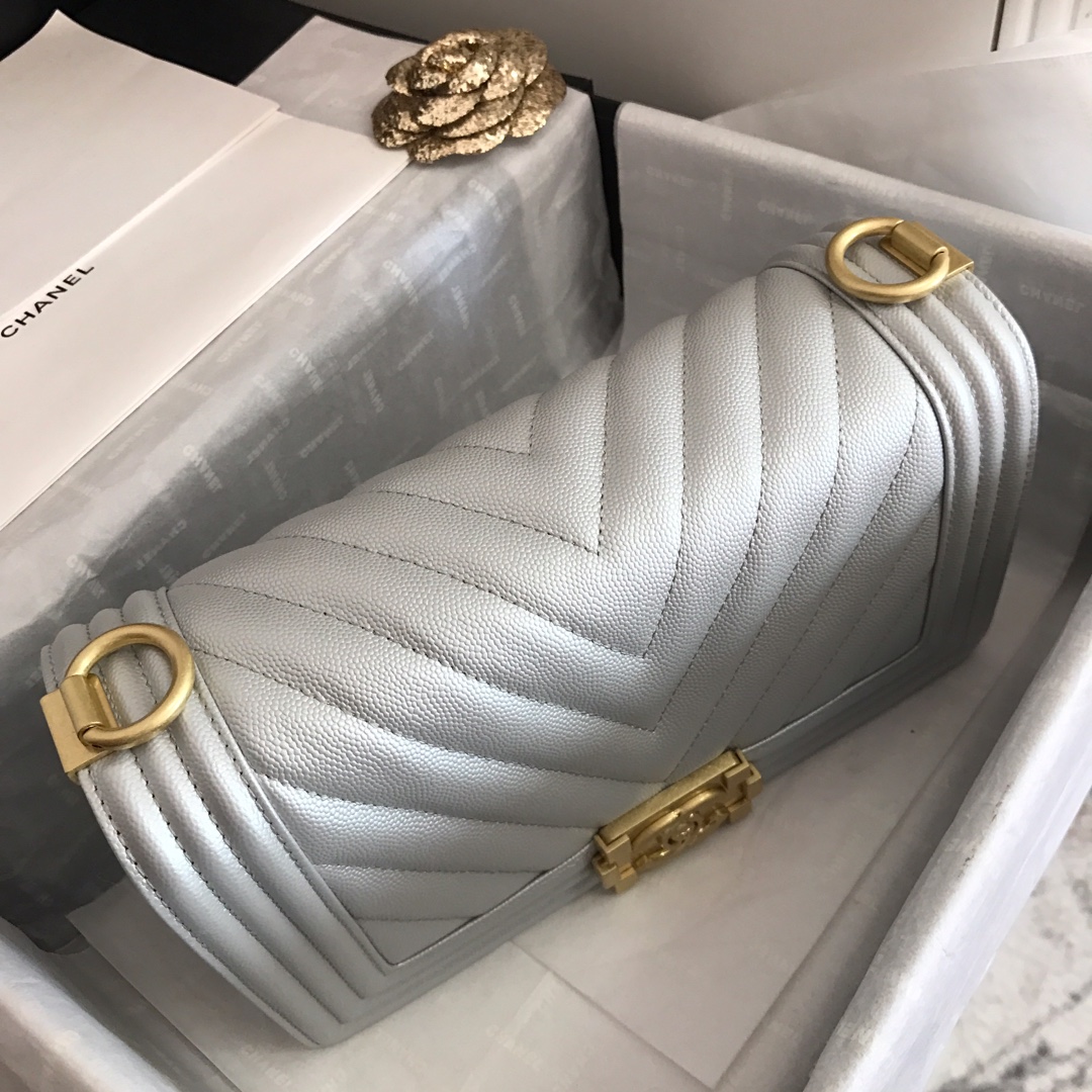 Ch**el medium boy bag chevron gold-tone metal grained leather light gray a67086 25cm