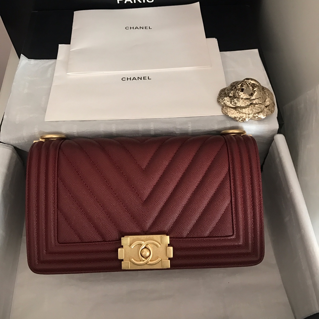 Ch**el medium boy bag chevron gold-tone metal grained leather burgundy a67086 25cm