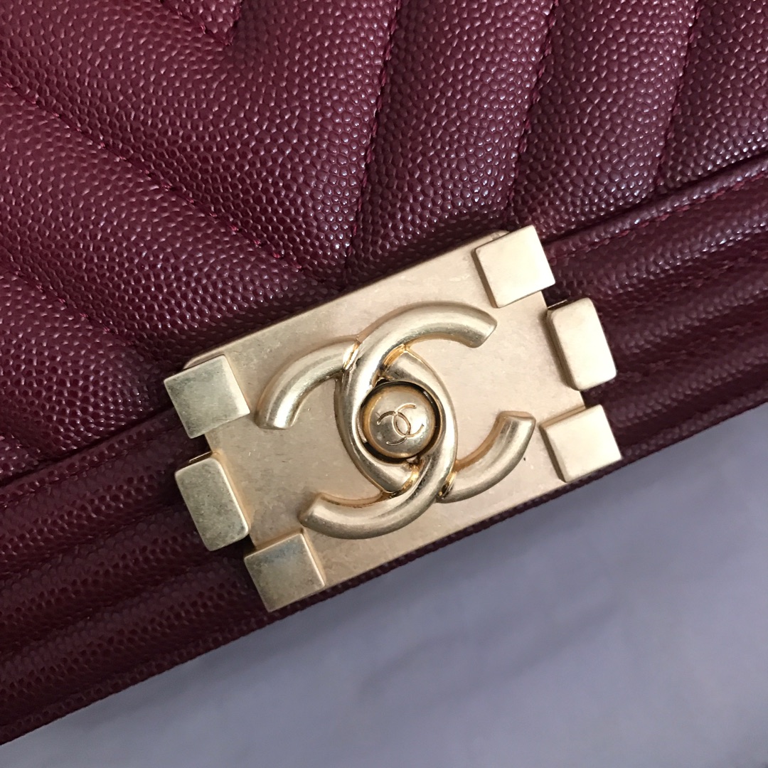 Ch**el medium boy bag chevron gold-tone metal grained leather burgundy a67086 25cm