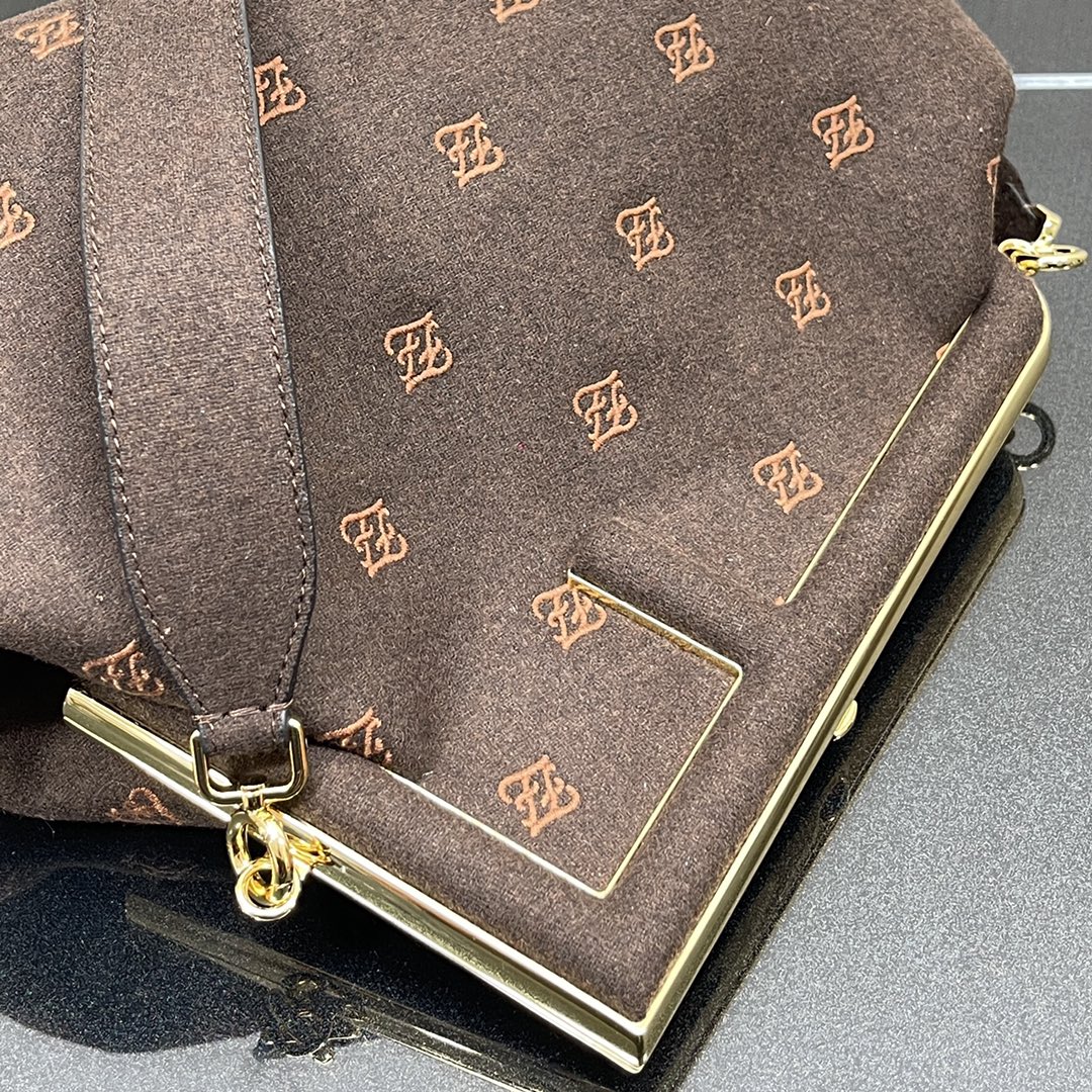 F**di medium first flannel dark brown 8bp127 32.5x15x23.5cm