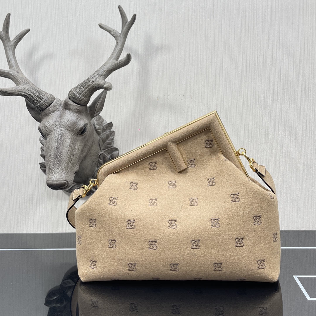 F**di medium first flannel beige 8bp127 32.5 x 15 x 23.5 cm