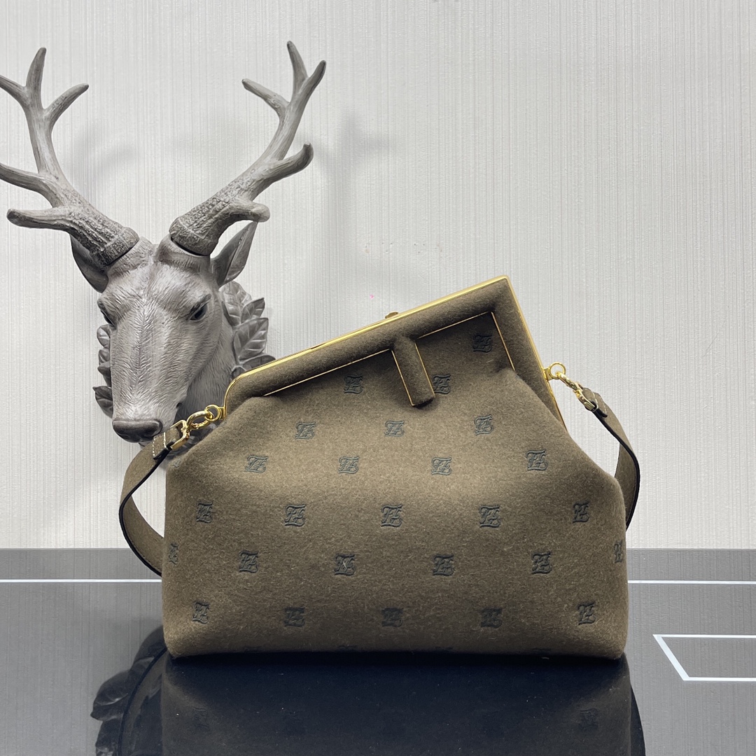 F**di medium first flannel olive green 8bp127 32.5 x 15 x 23.5 cm