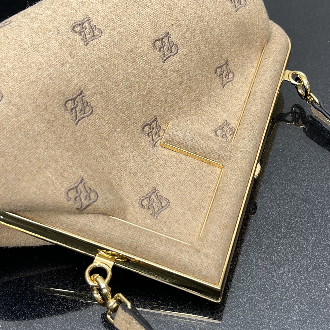 F**di small first flannel beige 8bp129abve 26 x 9.5 x 18 cm