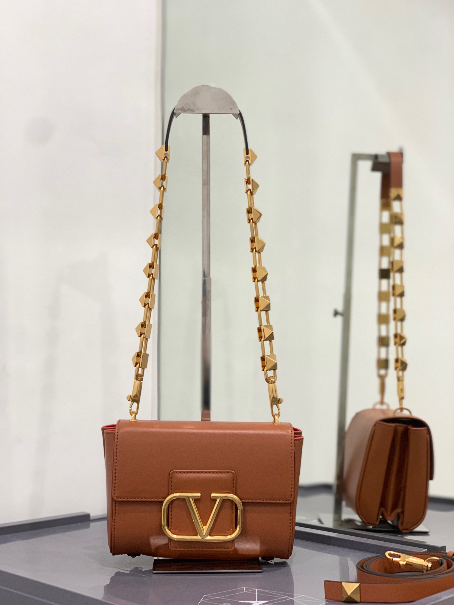 Va1e*ntin0 stud sign grainy leather shoulder bag brown xw2b0j96cpd0no 20 x 15 x 7 cm