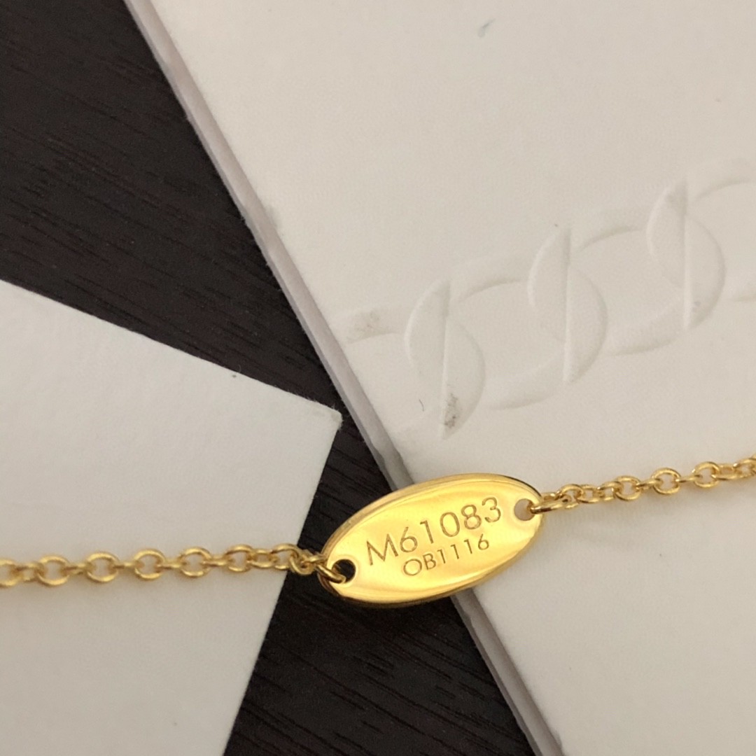 l0vis Vvtt0n necklace 01