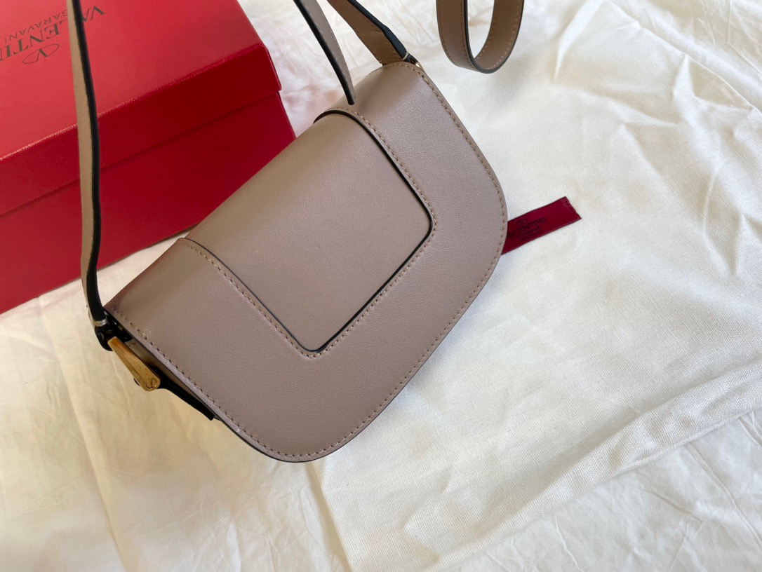 Va1e*ntin0 small s*pervee crossbody bag beige xw2b0g45zxl 18 x 7.5 x 12.5 cm