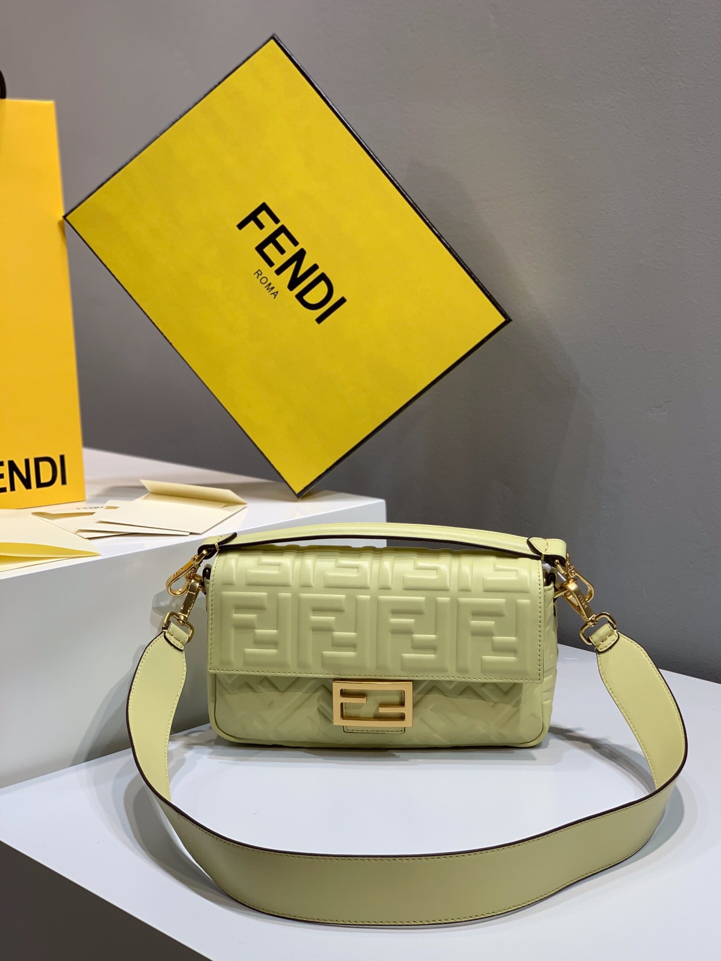 F**di baguette nappa leather lime 8br600 26 x 5 x 15 cm