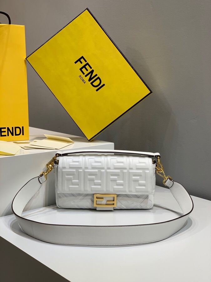 F**di baguette nappa leather white 8br600 26 x 5 x 15 cm