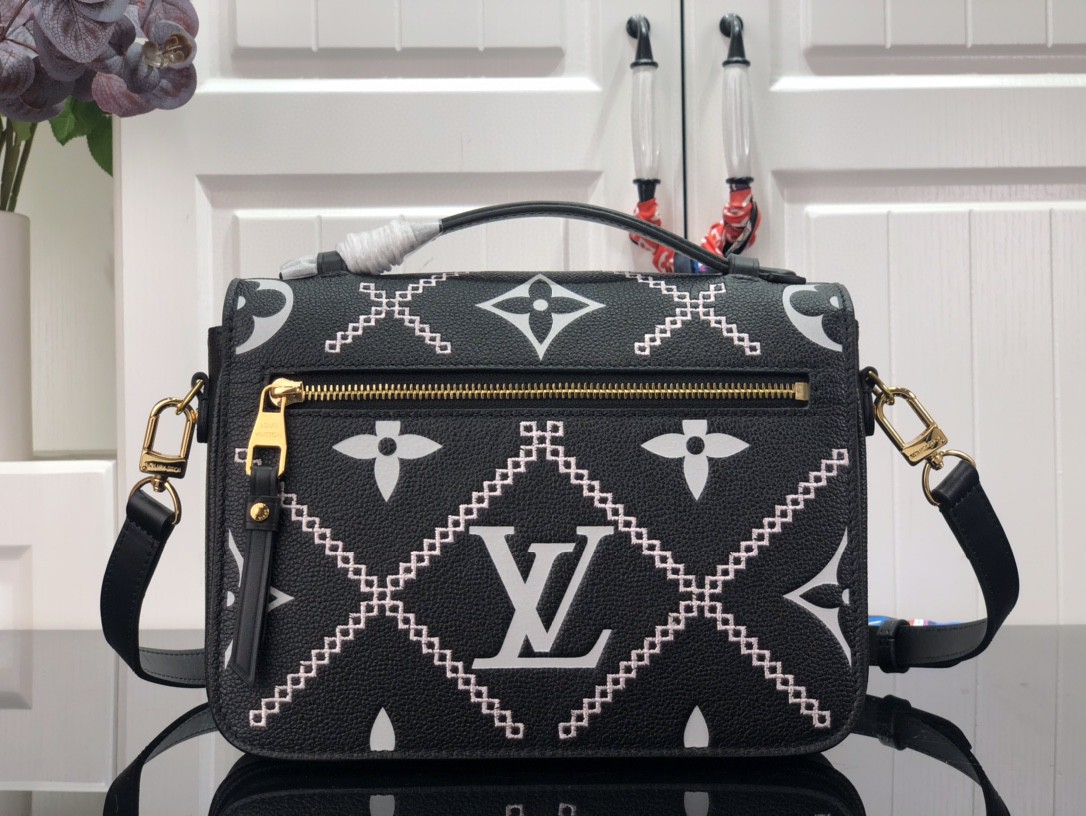 LV POCHETTE METIS M46028 black 25cm