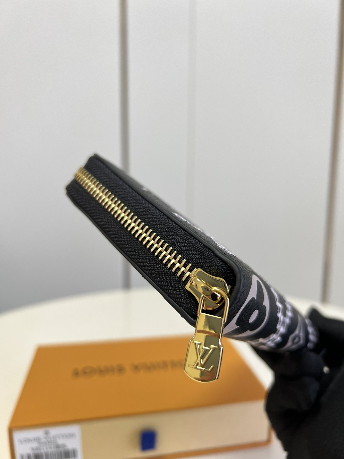 L-V M81141 Zippy Monogram Vernis black 19.5cm