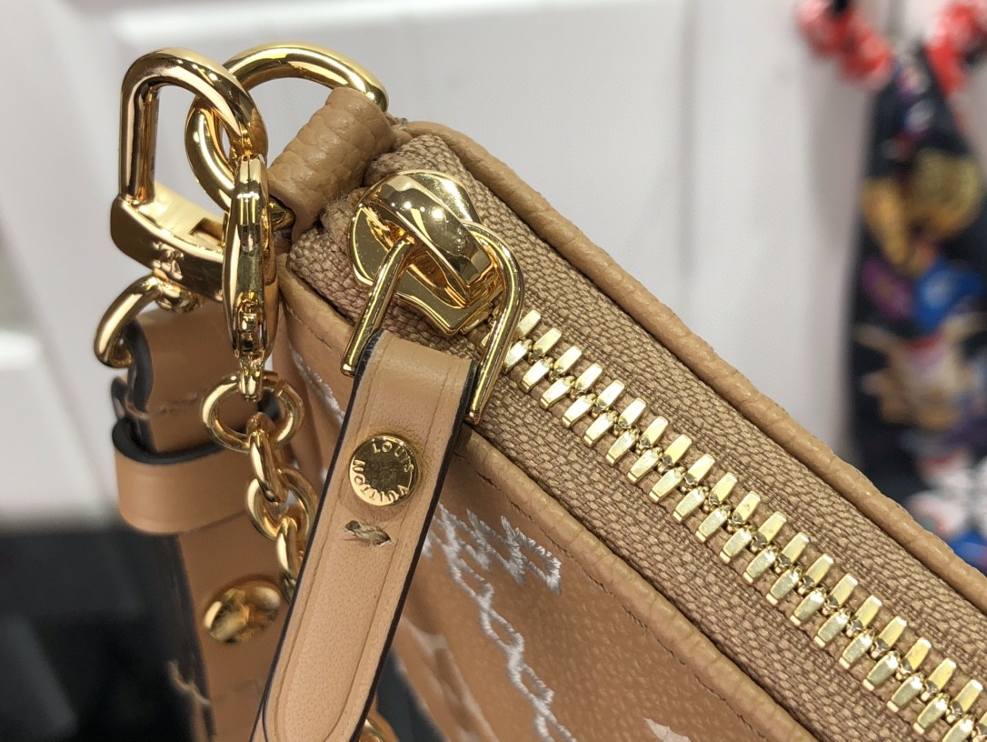 LV EASY POUCH ON STRAP M80349 19cm