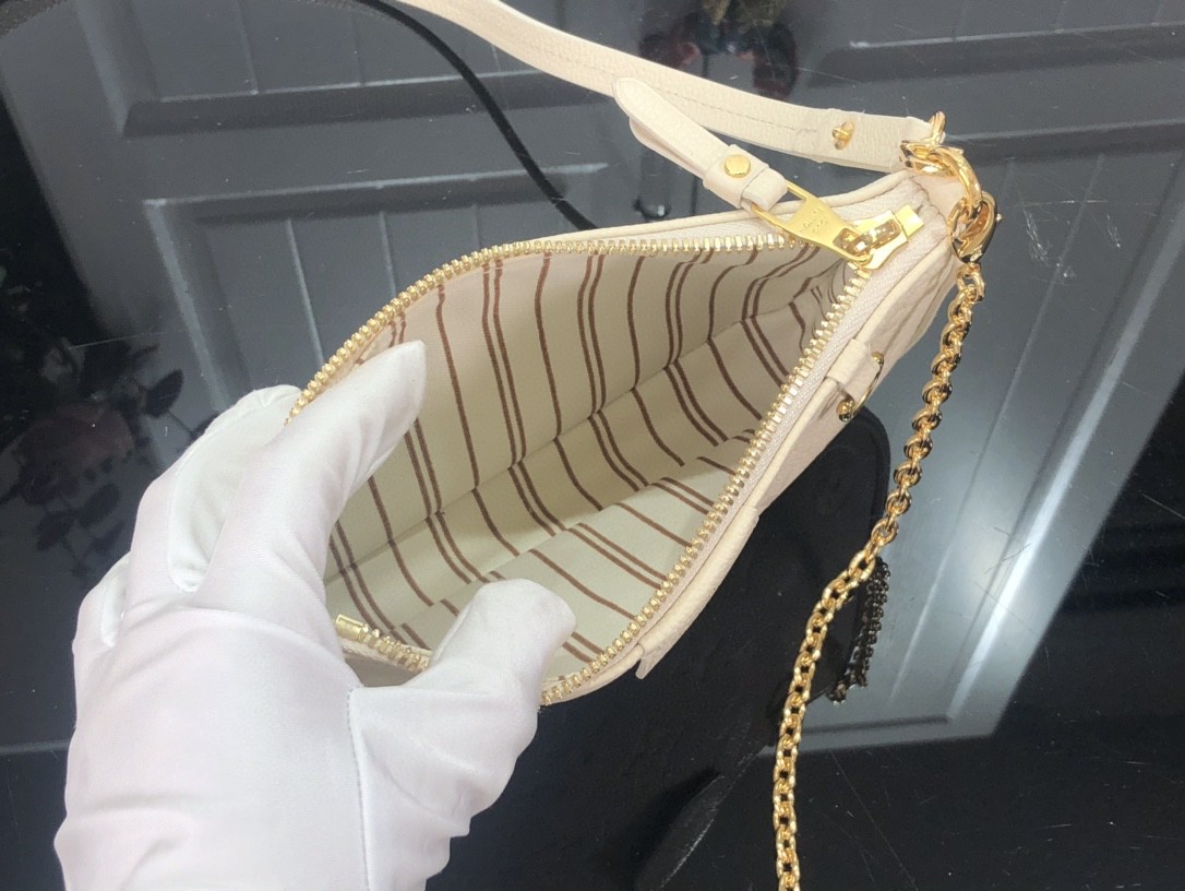 LV EASY POUCH ON STRAP M80345 19cm
