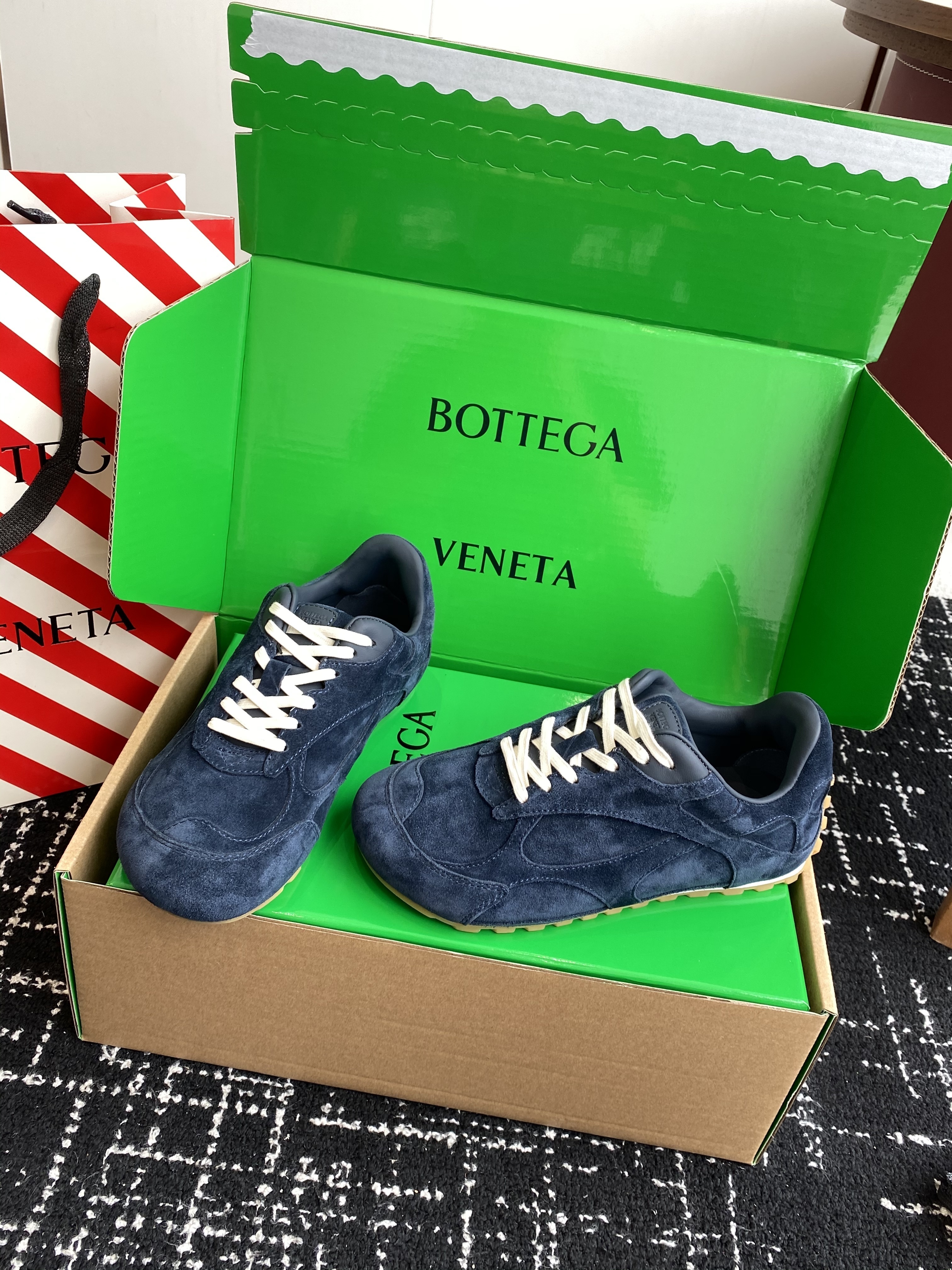 b0tt*ga Ven*ta sneaker 01