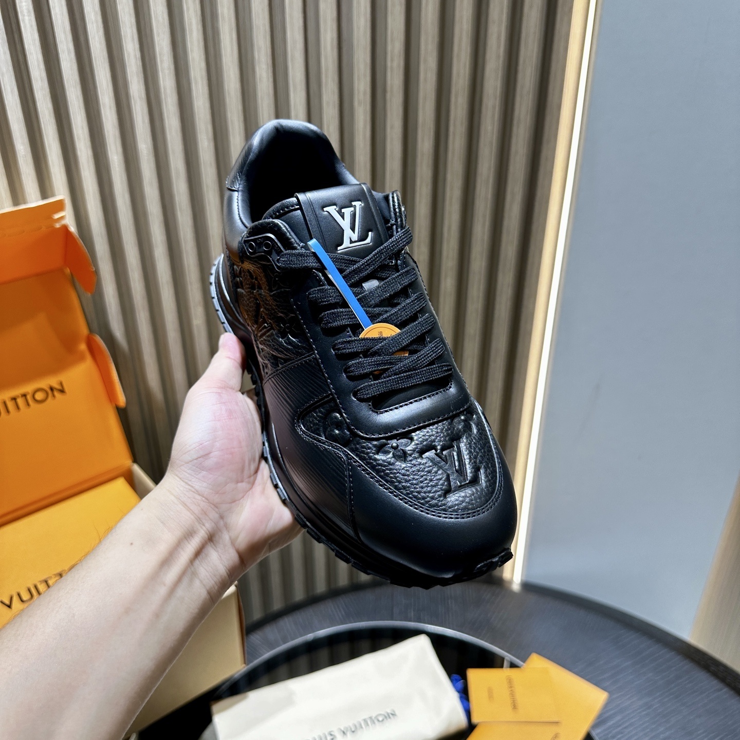 LV Run Away 01