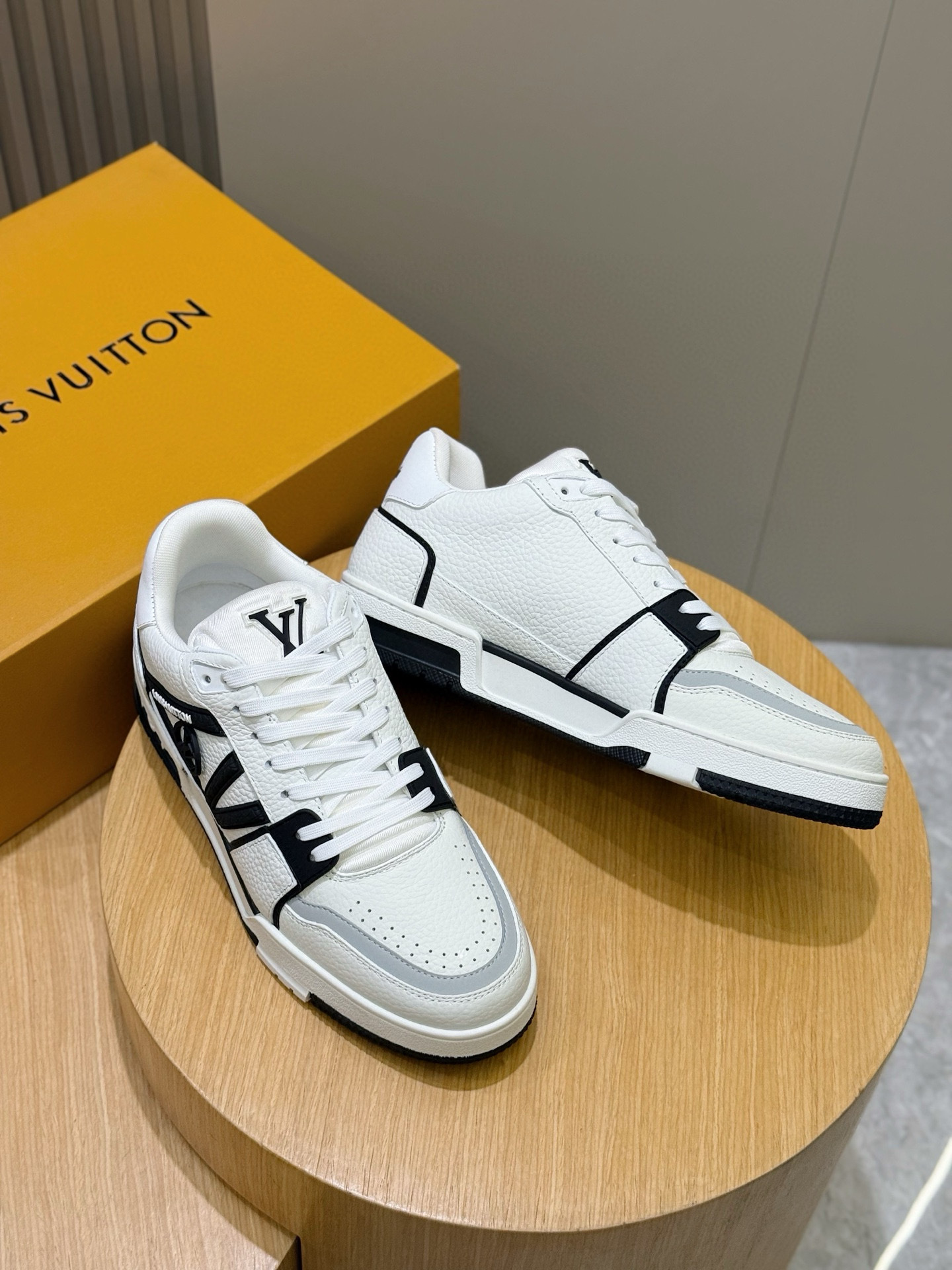 l0vis Vvtt0n trainer sneaker 12
