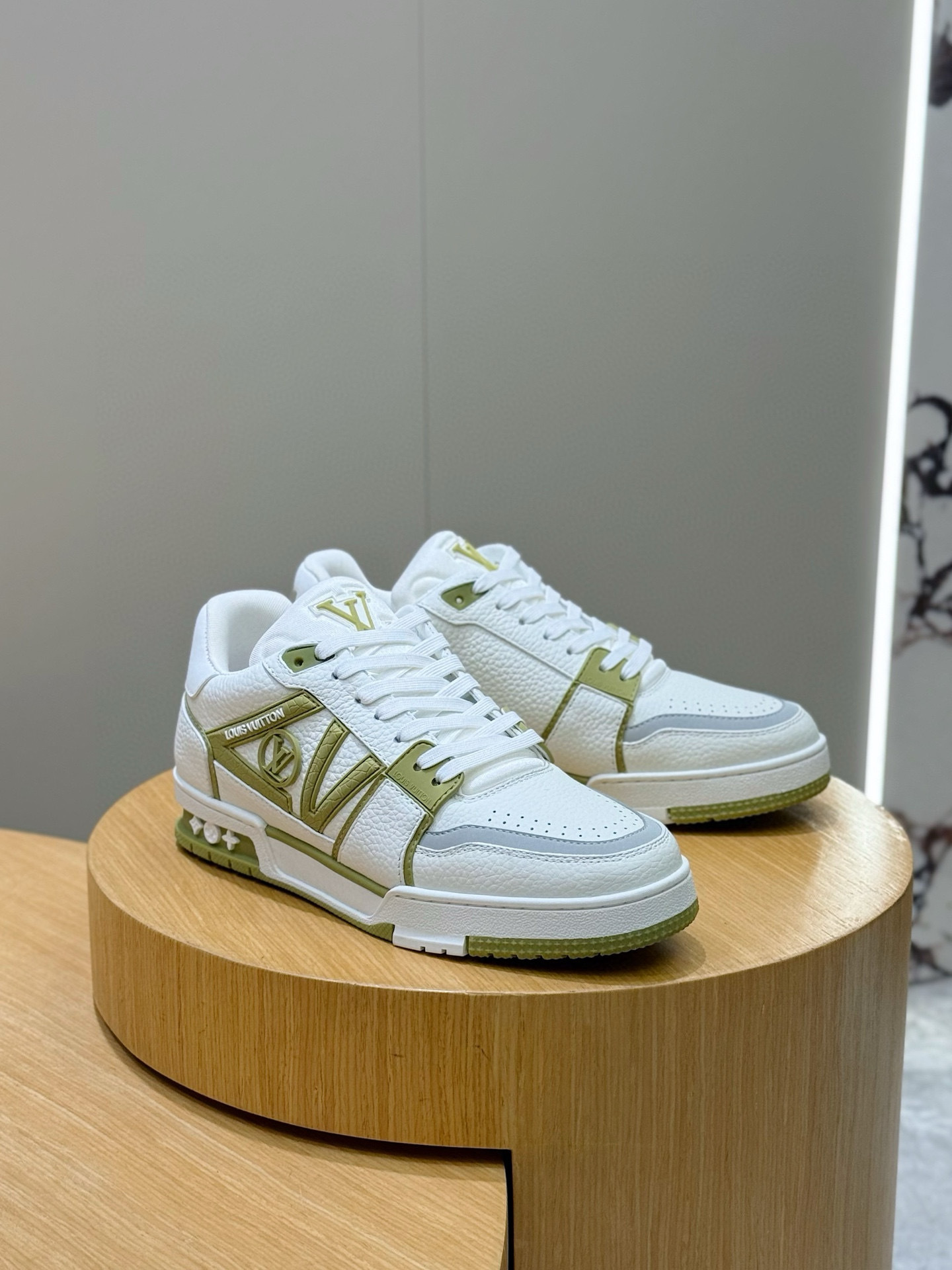 l0vis Vvtt0n trainer sneaker 15