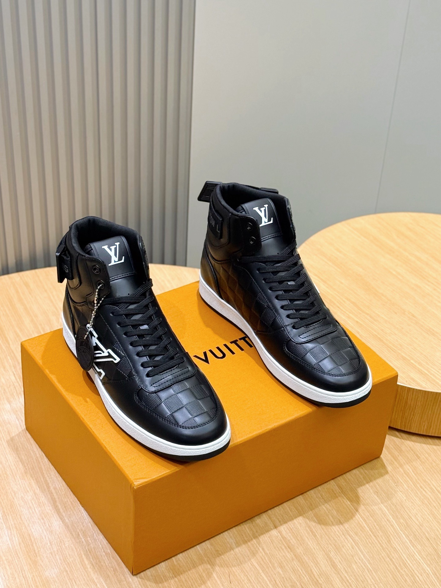 l0vis Vvtt0n high-top sneakers 01