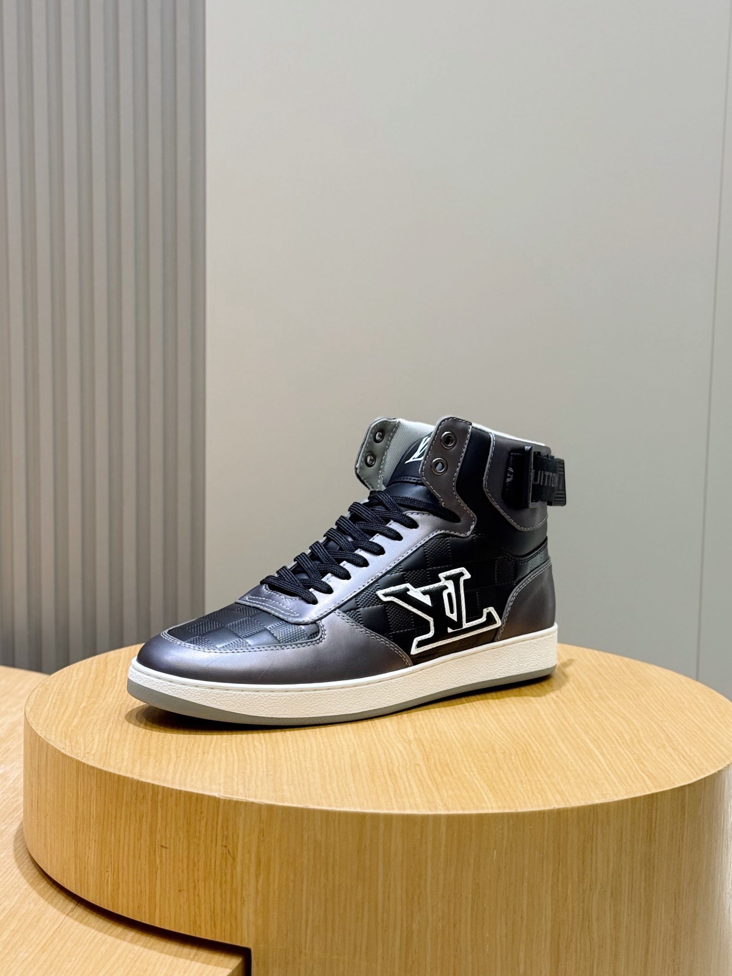 l0vis Vvtt0n high-top sneakers 04