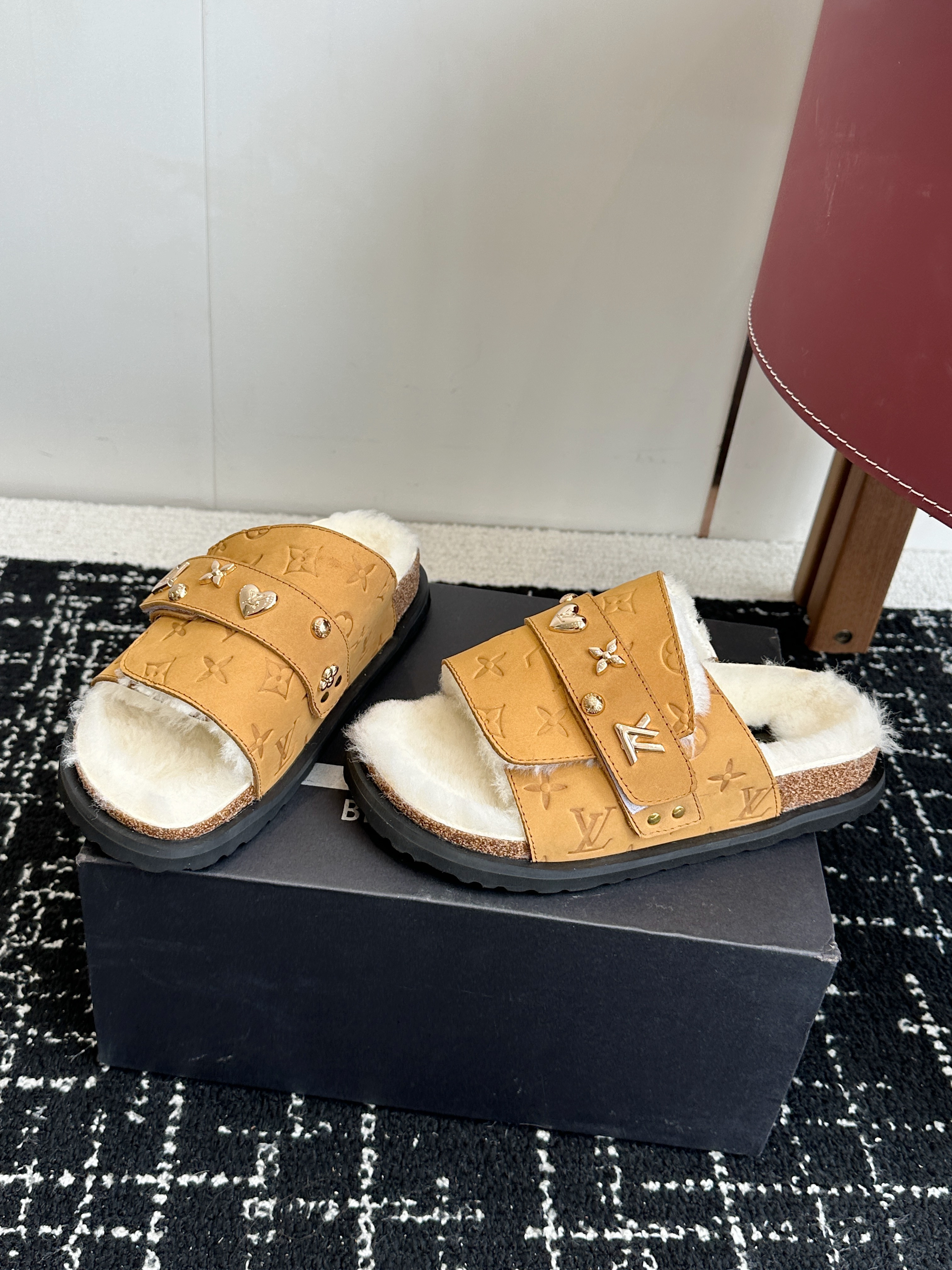LV plush slippers 01