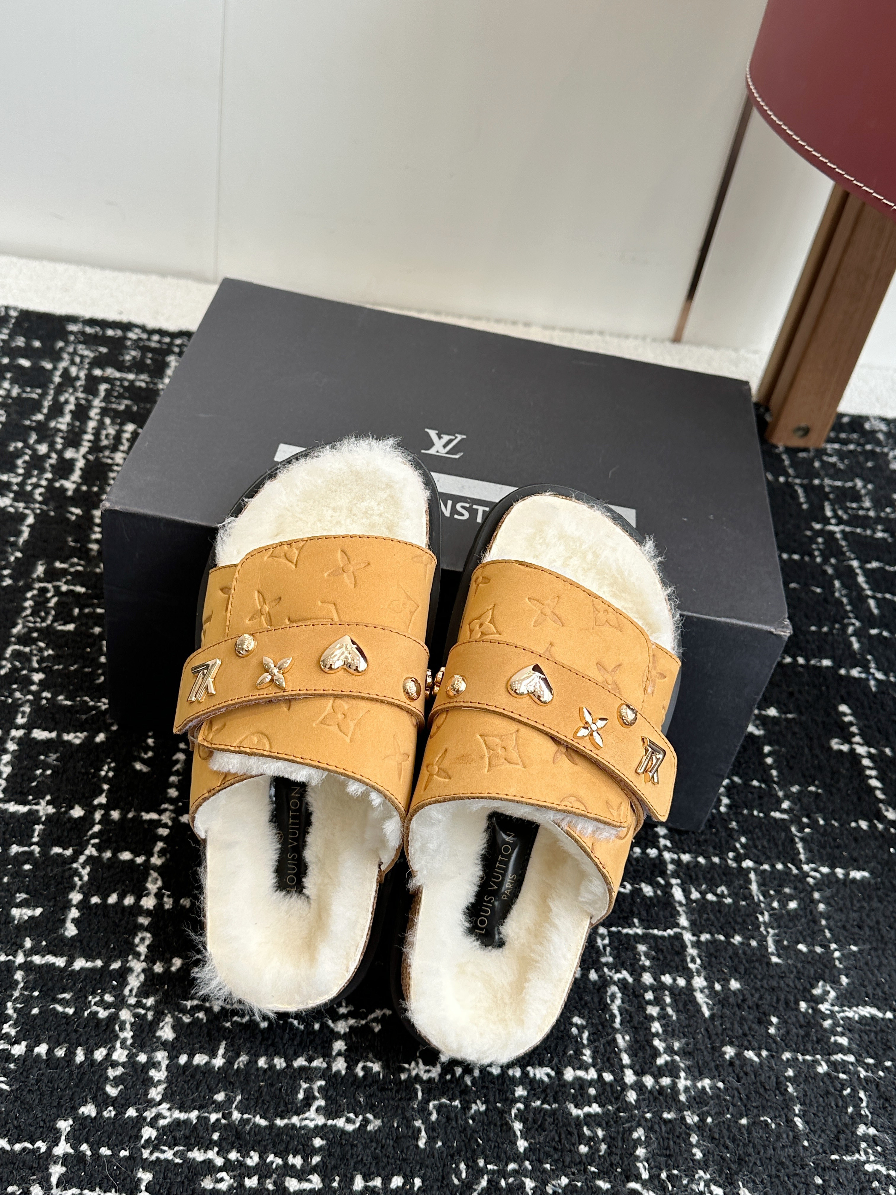 LV plush slippers 01