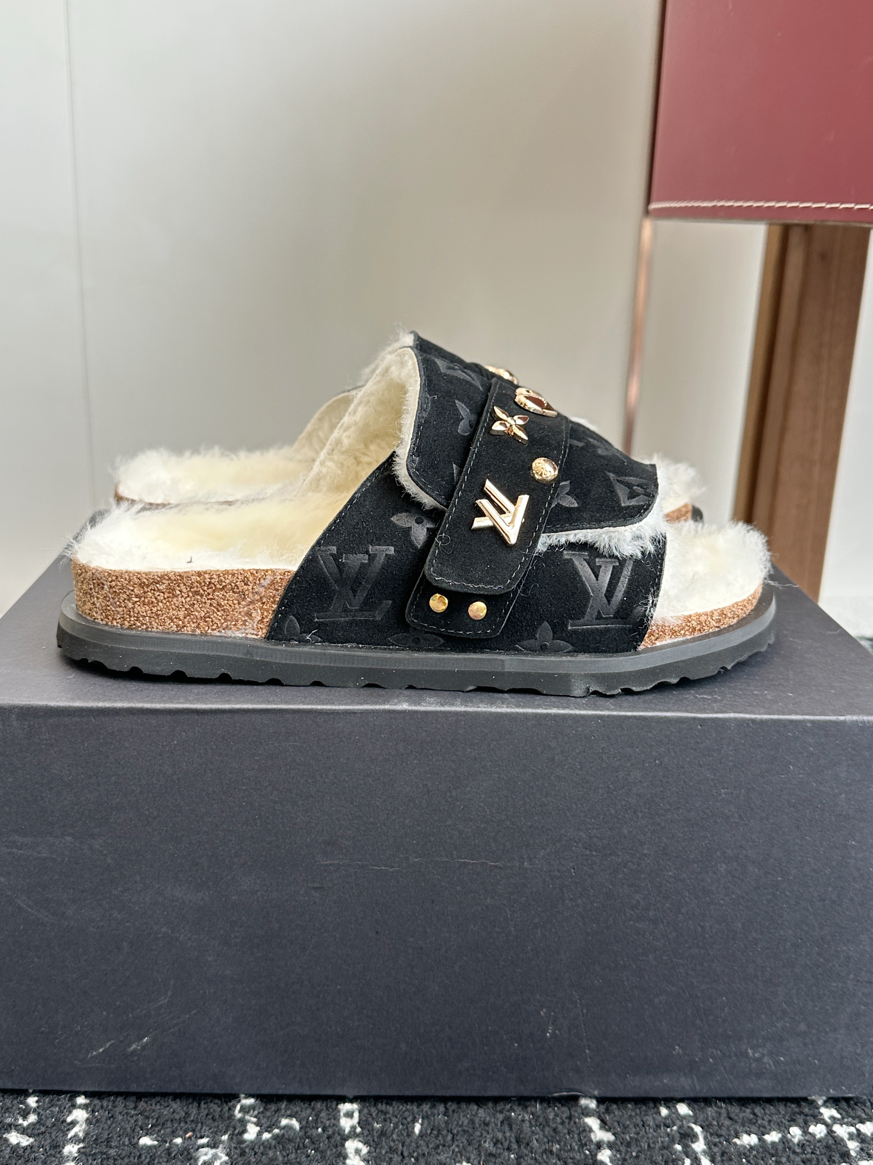 LV plush slippers 02