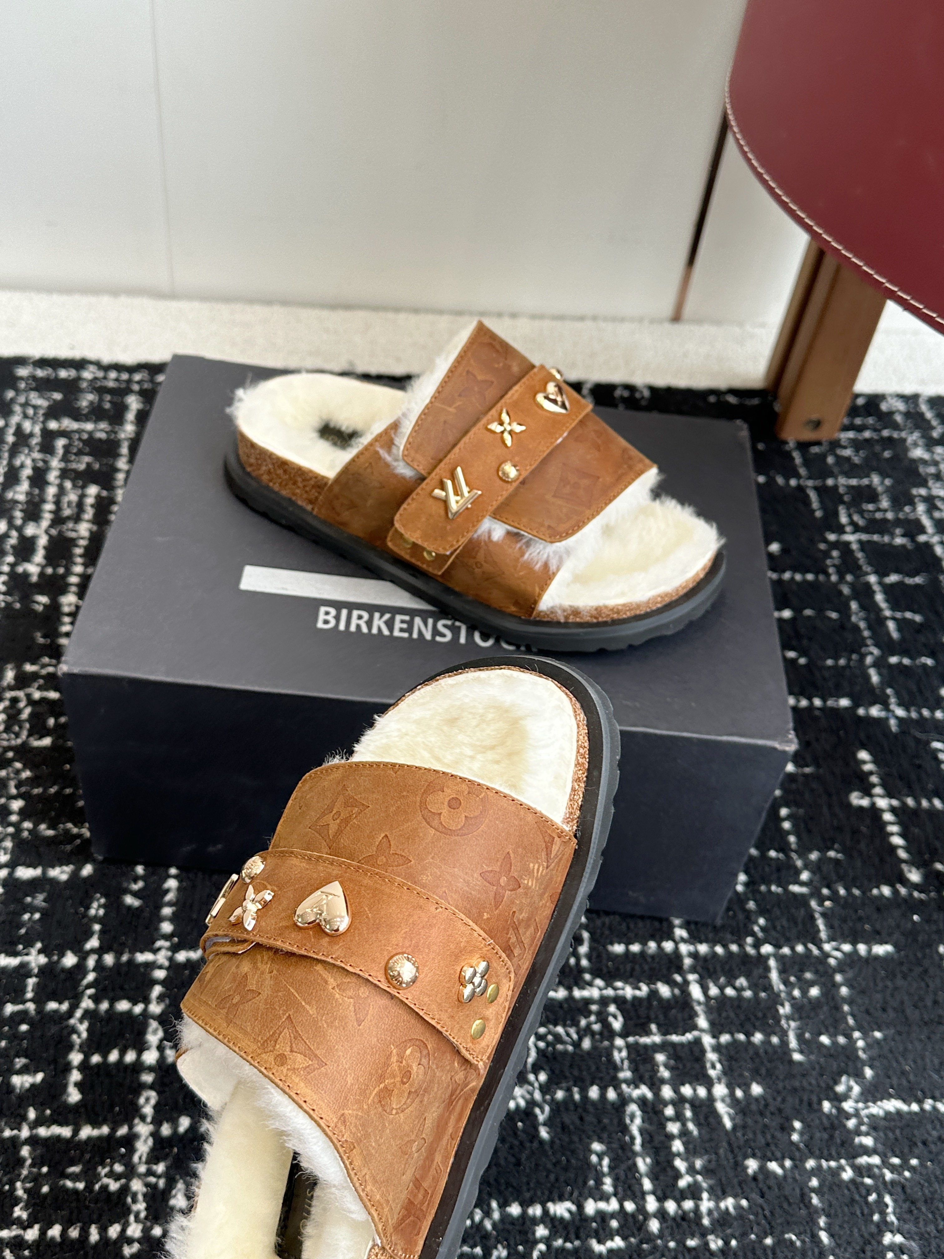 LV plush slippers 03
